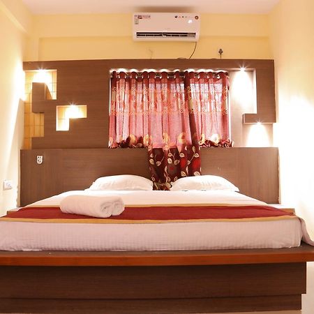 Golds Club & Resort Bayappanhalli Екстер'єр фото