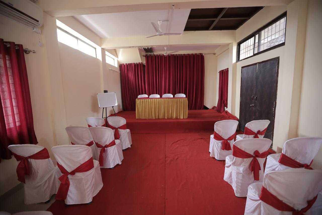 Golds Club & Resort Bayappanhalli Екстер'єр фото